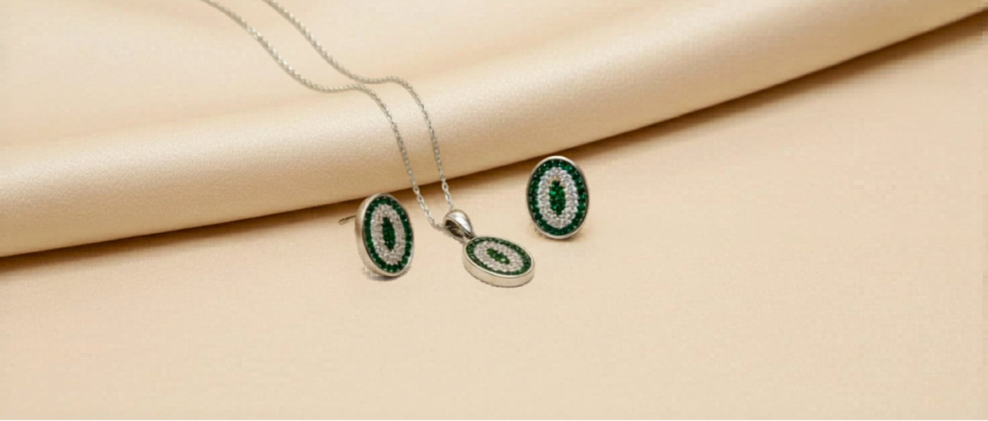 92.5 Sterling Silver Oval Circular Emerald Green and white Stone Pendant Set